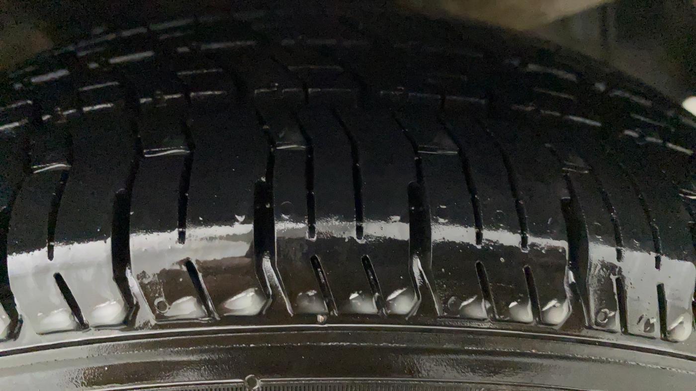 2018 Hyundai Eon MAGNA PLUS, Petrol, Manual, 30,989 km, Left Front Tyre Tread