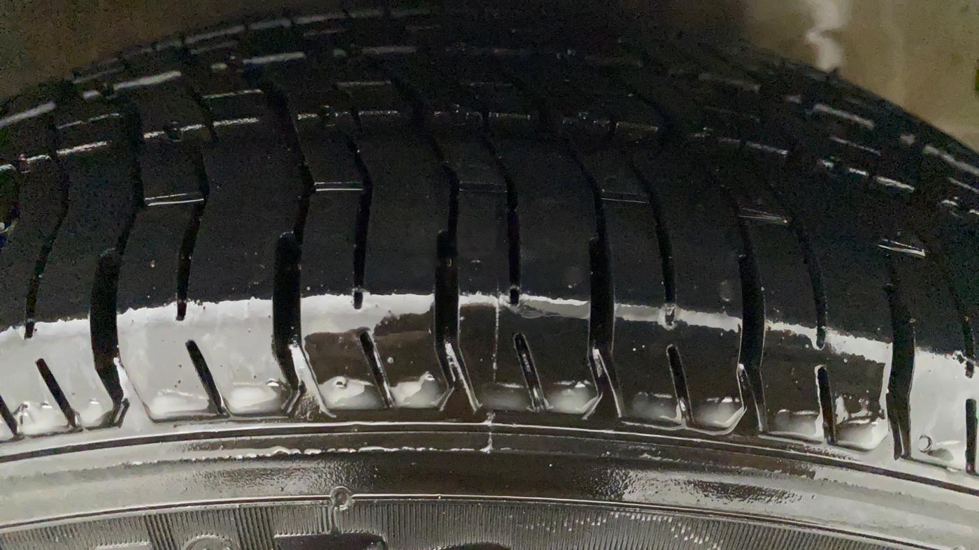 2018 Hyundai Eon MAGNA PLUS, Petrol, Manual, 30,989 km, Right Front Tyre Tread