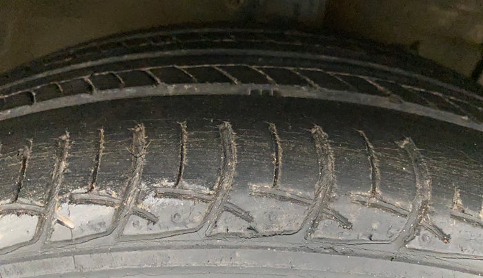 2013 Maruti Ertiga ZDI, Diesel, Manual, 61,948 km, Right Front Tyre Tread
