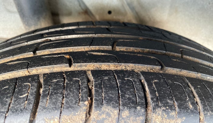 2023 Hyundai VENUE S 1.2, CNG, Manual, 80,351 km, Right Rear Tyre Tread