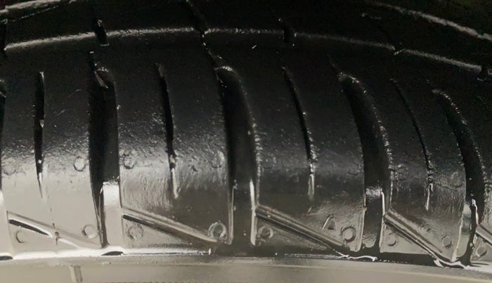 2022 Renault Kwid CLIMBER 1.0 AMT (O), Petrol, Automatic, 15,215 km, Right Front Tyre Tread