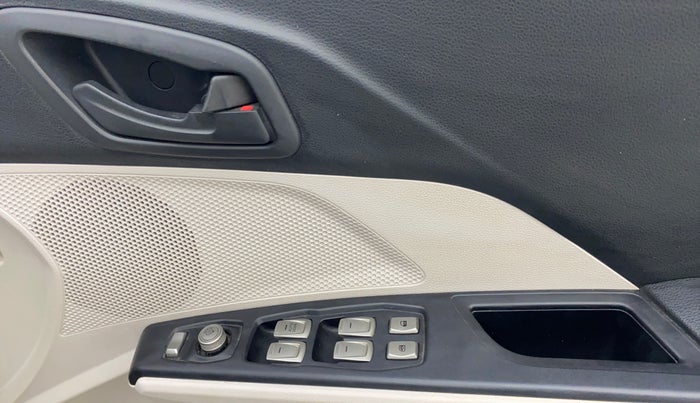 2020 Mahindra XUV300 W6 1.5 DIESEL, Diesel, Manual, 31,072 km, Driver Side Door Panels Control