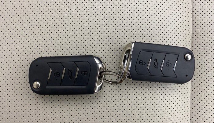 2023 Mahindra XUV700 AX 7 LUXURY P AT 7 STR, Petrol, Automatic, 14,828 km, Key Close Up