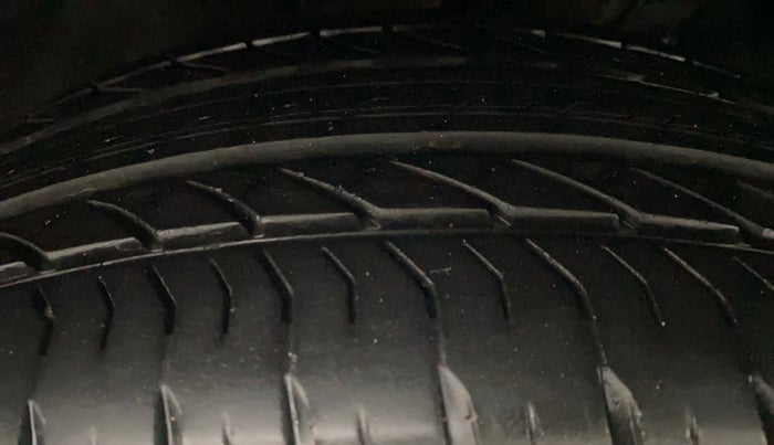 2023 Mahindra XUV700 AX 7 LUXURY P AT 7 STR, Petrol, Automatic, 14,828 km, Left Front Tyre Tread