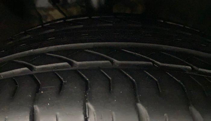 2023 Mahindra XUV700 AX 7 LUXURY P AT 7 STR, Petrol, Automatic, 14,828 km, Right Front Tyre Tread