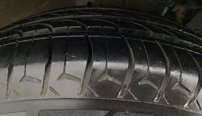 2013 Honda Amaze 1.2L I-VTEC S, CNG, Manual, 1,07,725 km, Right Rear Tyre Tread