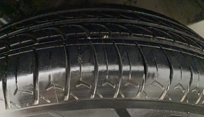 2013 Honda Amaze 1.2L I-VTEC S, CNG, Manual, 1,07,725 km, Left Rear Tyre Tread