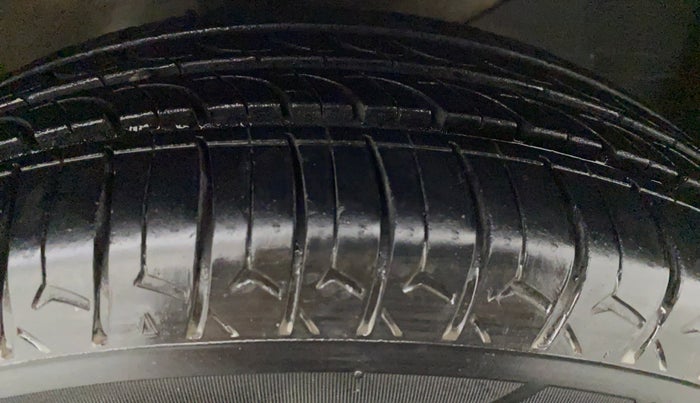 2013 Honda Amaze 1.2L I-VTEC S, CNG, Manual, 1,07,725 km, Left Front Tyre Tread