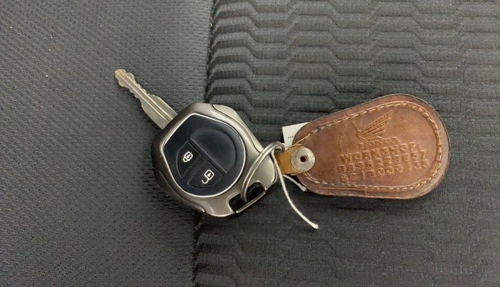 2022 Maruti Vitara Brezza LXI, Petrol, Manual, 70,799 km, Key Close Up