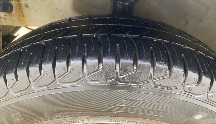 2014 Hyundai Eon D-LITE+, Petrol, Manual, 48,749 km, Left Front Tyre Tread