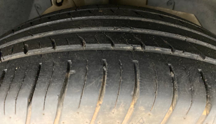 2018 Mahindra XUV500 W11 AT, Diesel, Automatic, 43,229 km, Right Front Tyre Tread