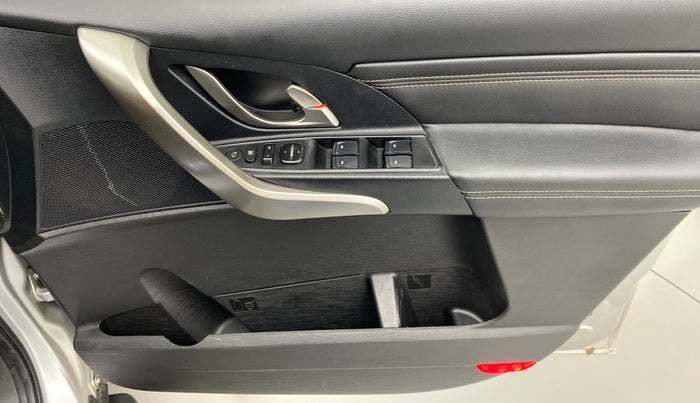 2018 Mahindra XUV500 W11 AT, Diesel, Automatic, 43,229 km, Driver Side Door Panels Control