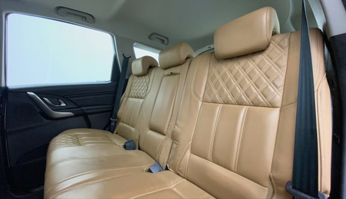 2018 Mahindra XUV500 W11 AT, Diesel, Automatic, 43,229 km, Right Side Rear Door Cabin
