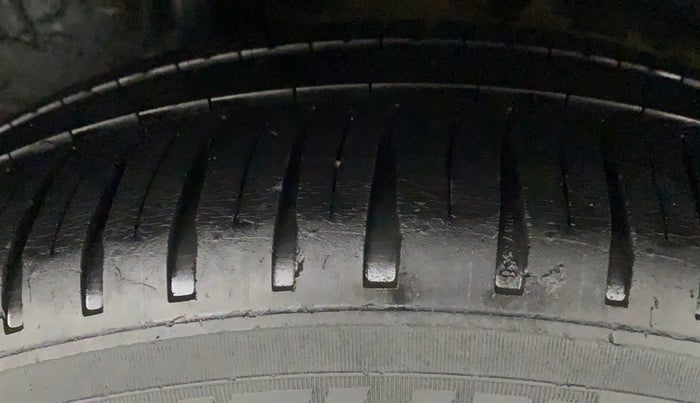 2016 Honda City 1.5L I-VTEC VX CVT, CNG, Automatic, 1,06,554 km, Right Rear Tyre Tread