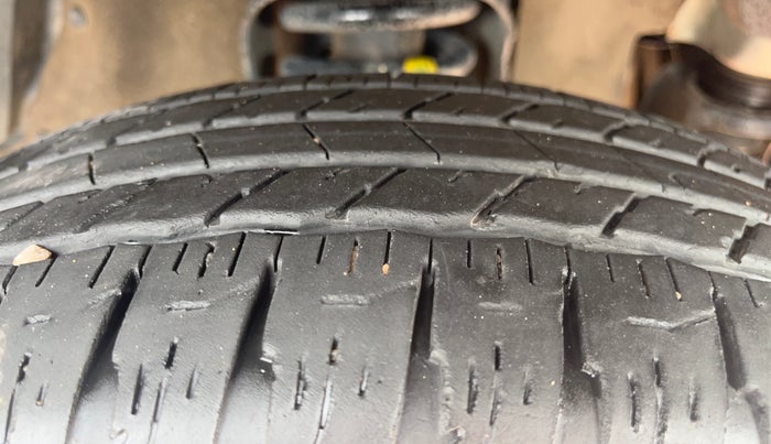 2017 Mahindra TUV300 T10, Diesel, Manual, 1,16,846 km, Right Front Tyre Tread