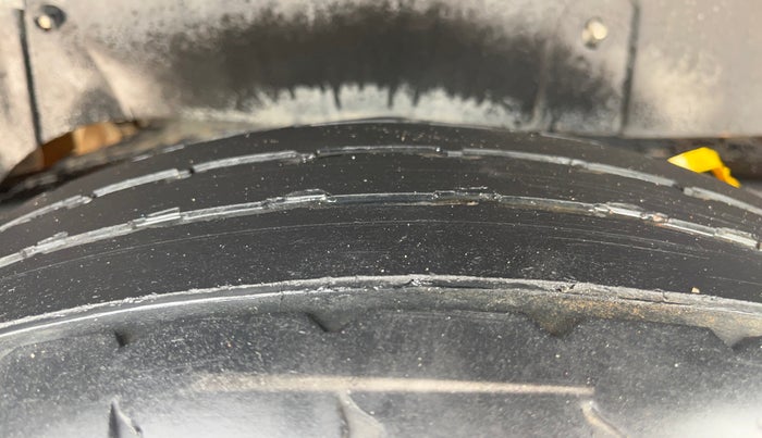 2017 Mahindra TUV300 T10, Diesel, Manual, 1,16,846 km, Right Rear Tyre Tread