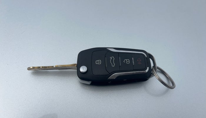 2017 Mahindra TUV300 T10, Diesel, Manual, 1,16,846 km, Key Close Up