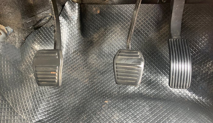 2017 Mahindra TUV300 T10, Diesel, Manual, 1,16,846 km, Pedals