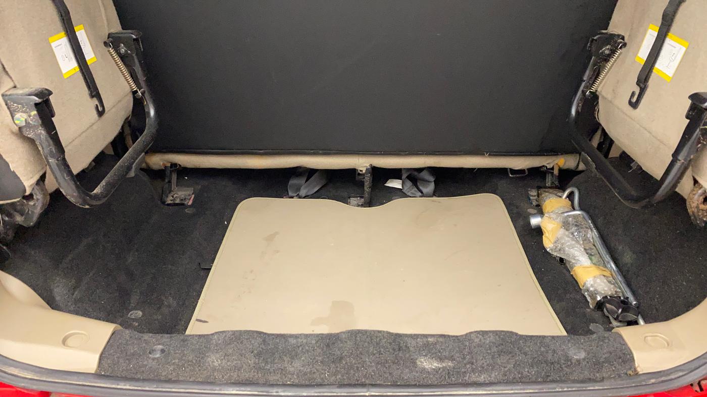 2019 Mahindra TUV300 T4+, Diesel, Manual, 43,107 km, Boot Inside