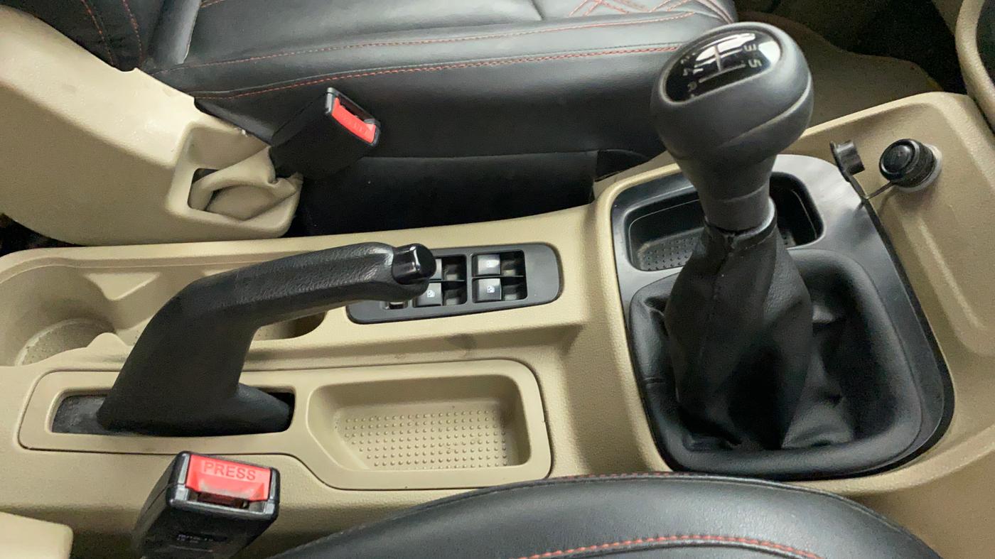 2019 Mahindra TUV300 T4+, Diesel, Manual, 43,107 km, Gear Lever
