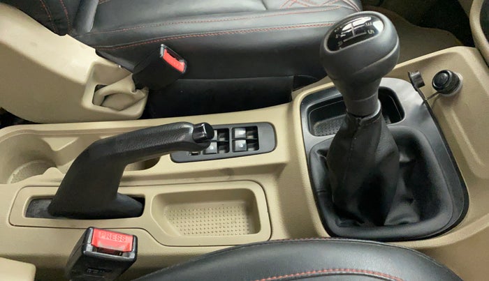 2019 Mahindra TUV300 T4+, Diesel, Manual, 43,107 km, Gear Lever