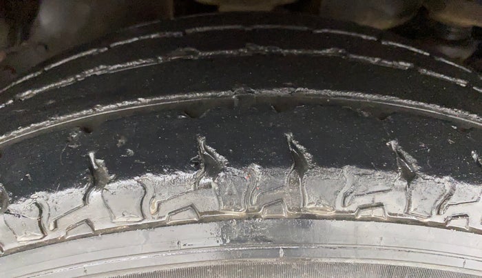2019 Mahindra TUV300 T4+, Diesel, Manual, 43,107 km, Right Front Tyre Tread