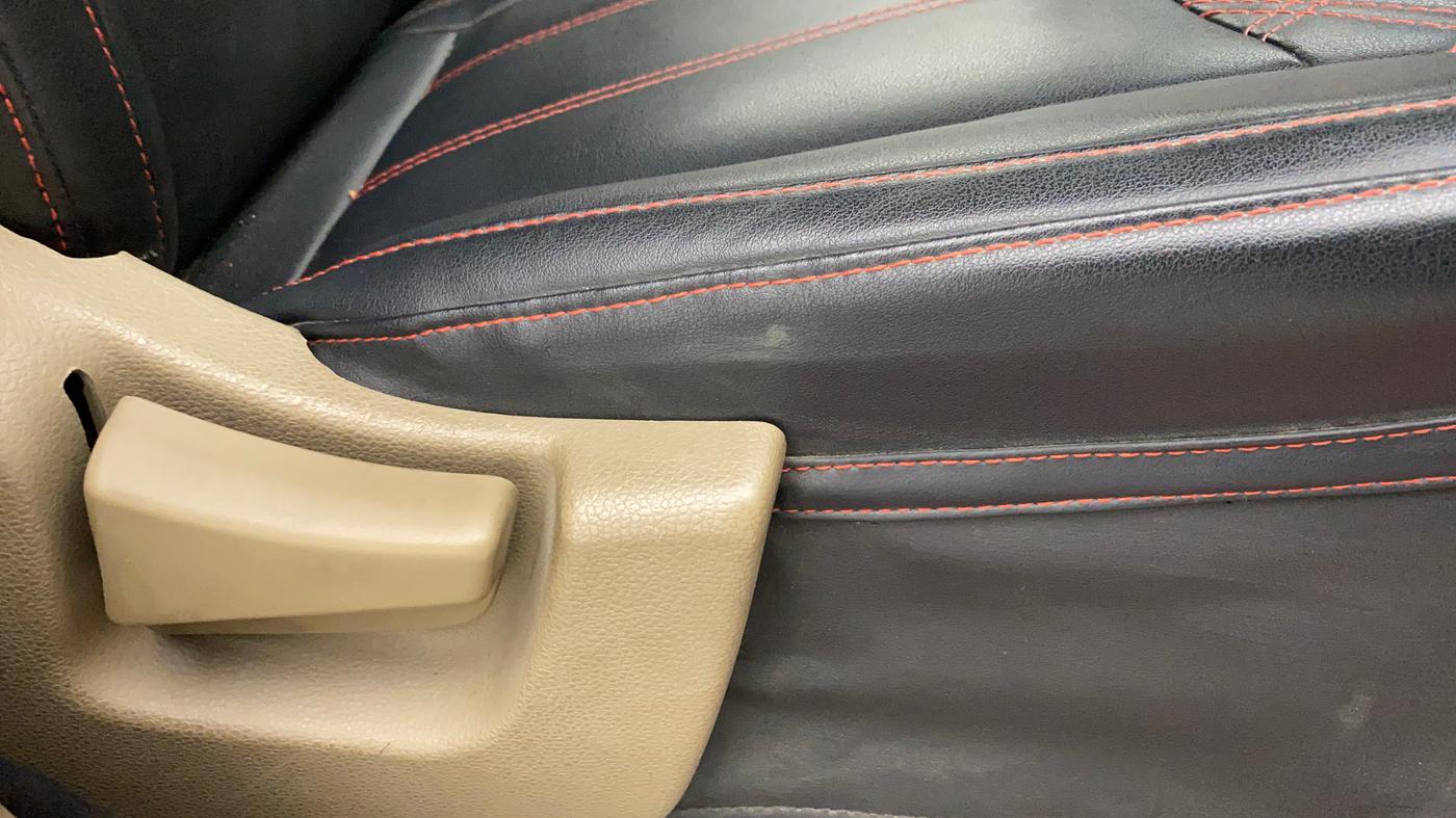 2019 Mahindra TUV300 T4+, Diesel, Manual, 43,107 km, Driver Side Adjustment Panel