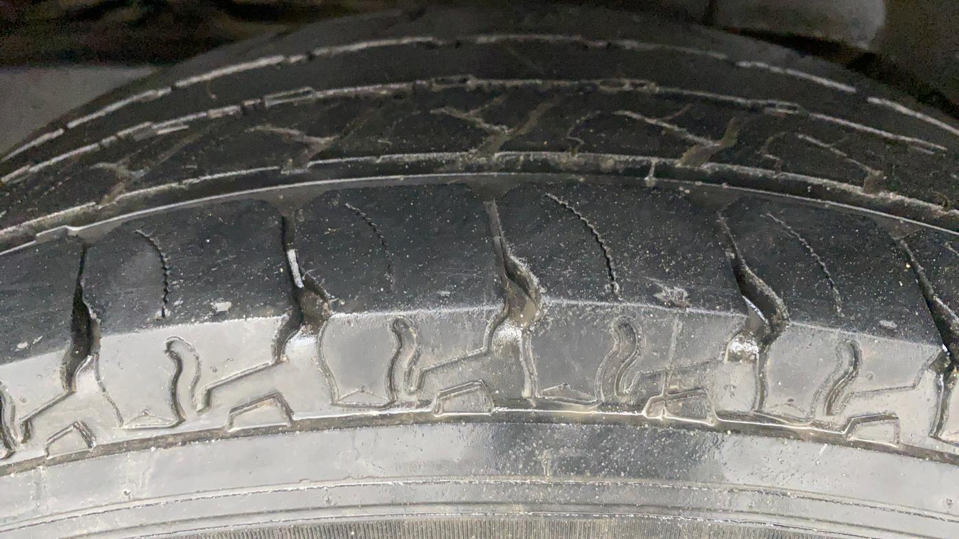 2019 Mahindra TUV300 T4+, Diesel, Manual, 43,107 km, Left Rear Tyre Tread