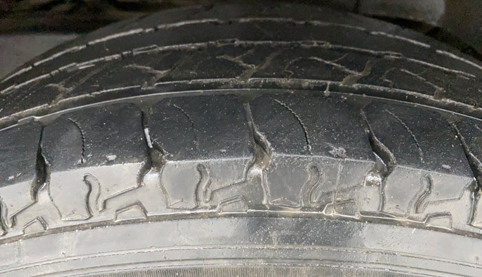 2019 Mahindra TUV300 T4+, Diesel, Manual, 43,107 km, Left Rear Tyre Tread