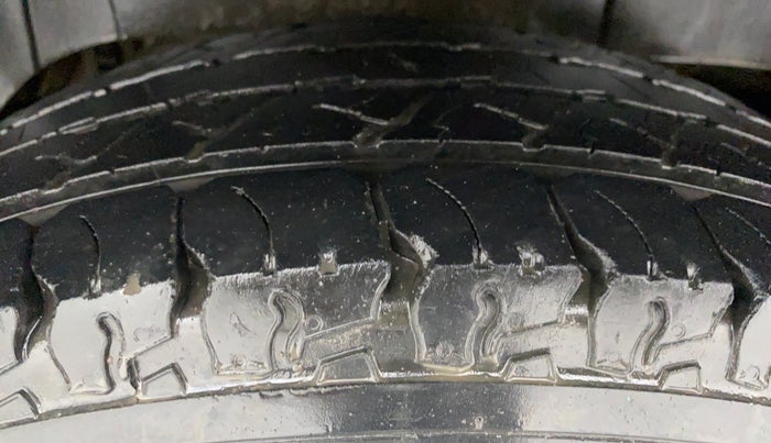 2019 Mahindra TUV300 T4+, Diesel, Manual, 43,107 km, Right Rear Tyre Tread