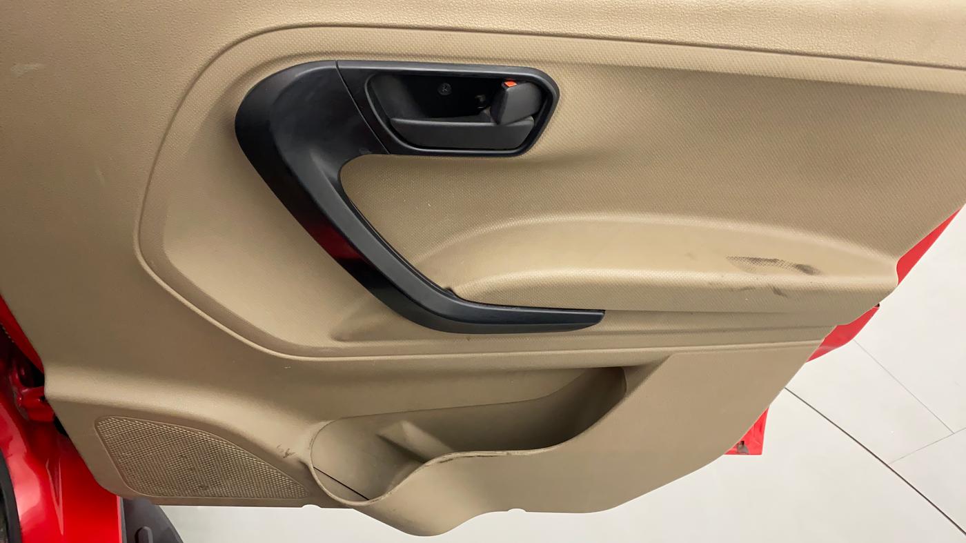 2019 Mahindra TUV300 T4+, Diesel, Manual, 43,107 km, Driver Side Door Panels Control