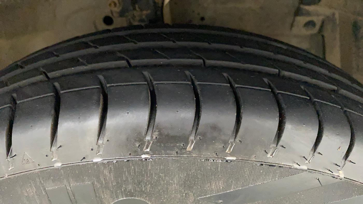 2013 Maruti Swift VXI, Petrol, Manual, 49,347 km, Right Front Tyre Tread