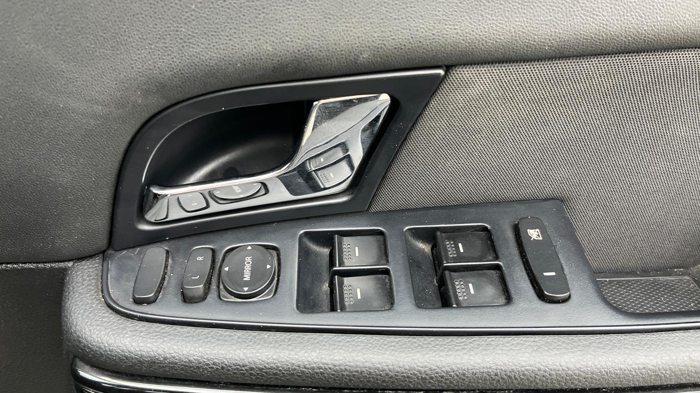 2017 Tata Hexa XE 4X2 7 STR, Diesel, Manual, 40,406 km, Driver Side Door Panels Control
