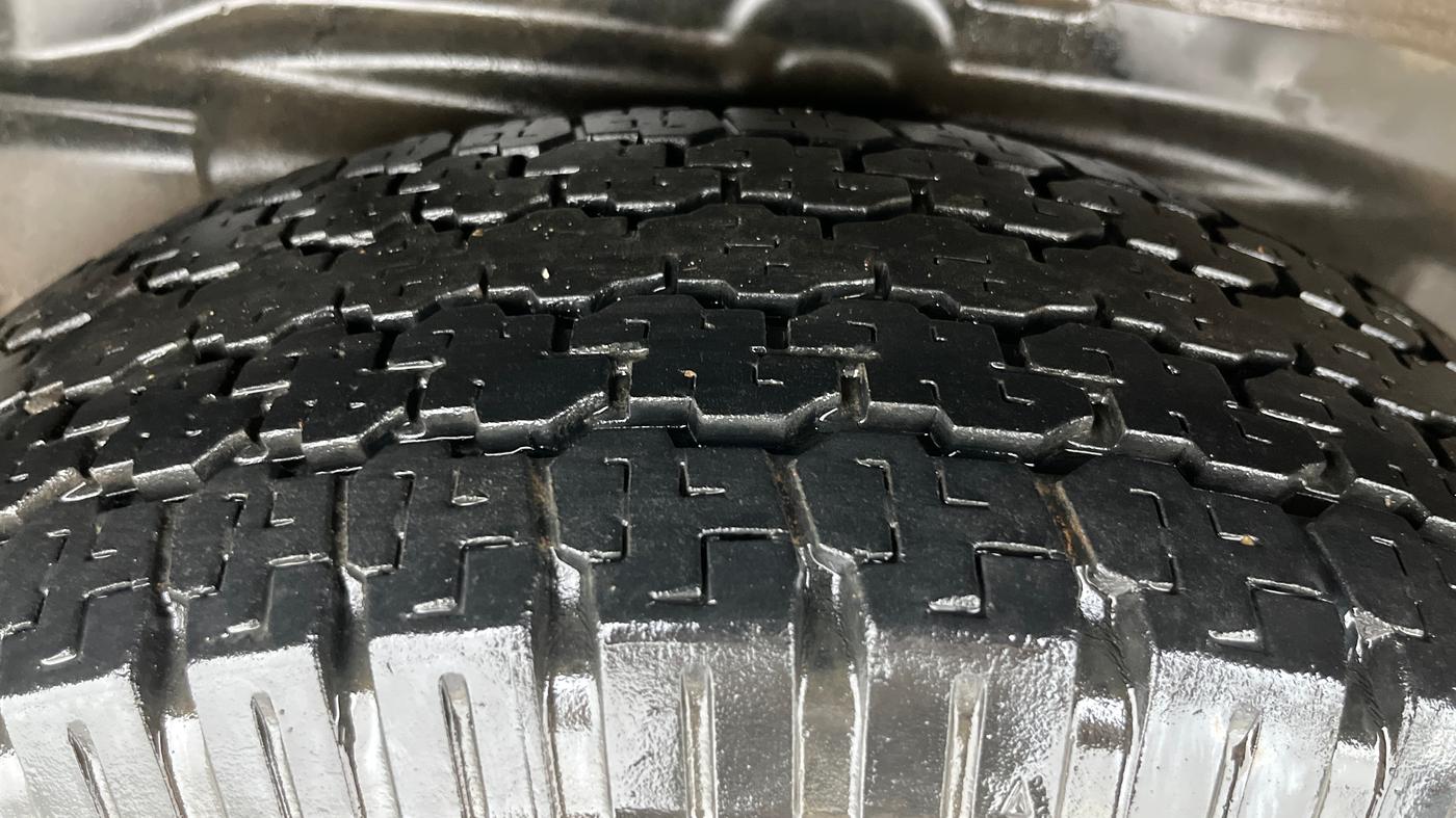 2017 Tata Hexa XE 4X2 7 STR, Diesel, Manual, 40,406 km, Right Rear Tyre Tread