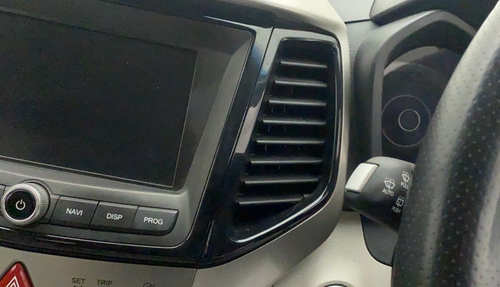 2021 Mahindra XUV300 W8 (O) 1.2 PETROL AMT, Petrol, Automatic, 41,373 km, AC Unit - Front vent has minor damage