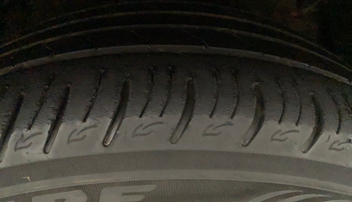 2021 Mahindra XUV300 W8 (O) 1.2 PETROL AMT, Petrol, Automatic, 41,373 km, Right Front Tyre Tread