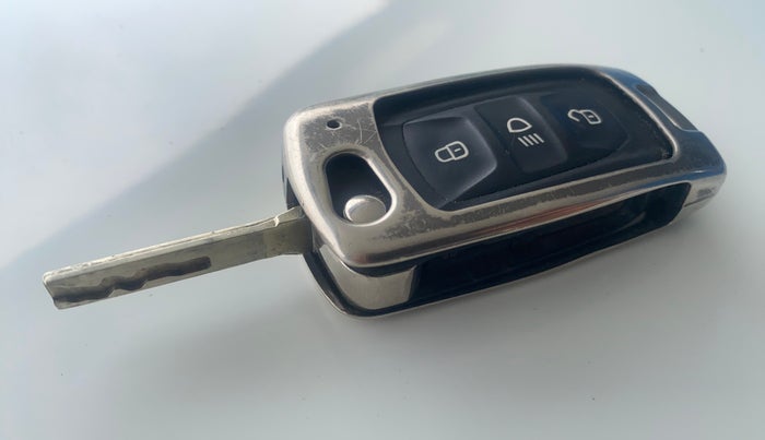 2019 Tata NEXON XM PETROL, CNG, Manual, 51,195 km, Key Close Up