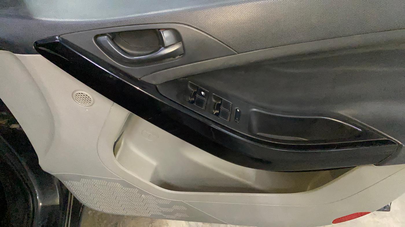 2018 Tata NEXON XM PETROL, CNG, Manual, 81,527 km, Driver Side Door Panels Control
