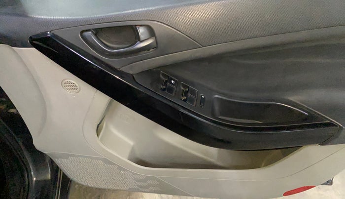 2018 Tata NEXON XM PETROL, CNG, Manual, 81,527 km, Driver Side Door Panels Control