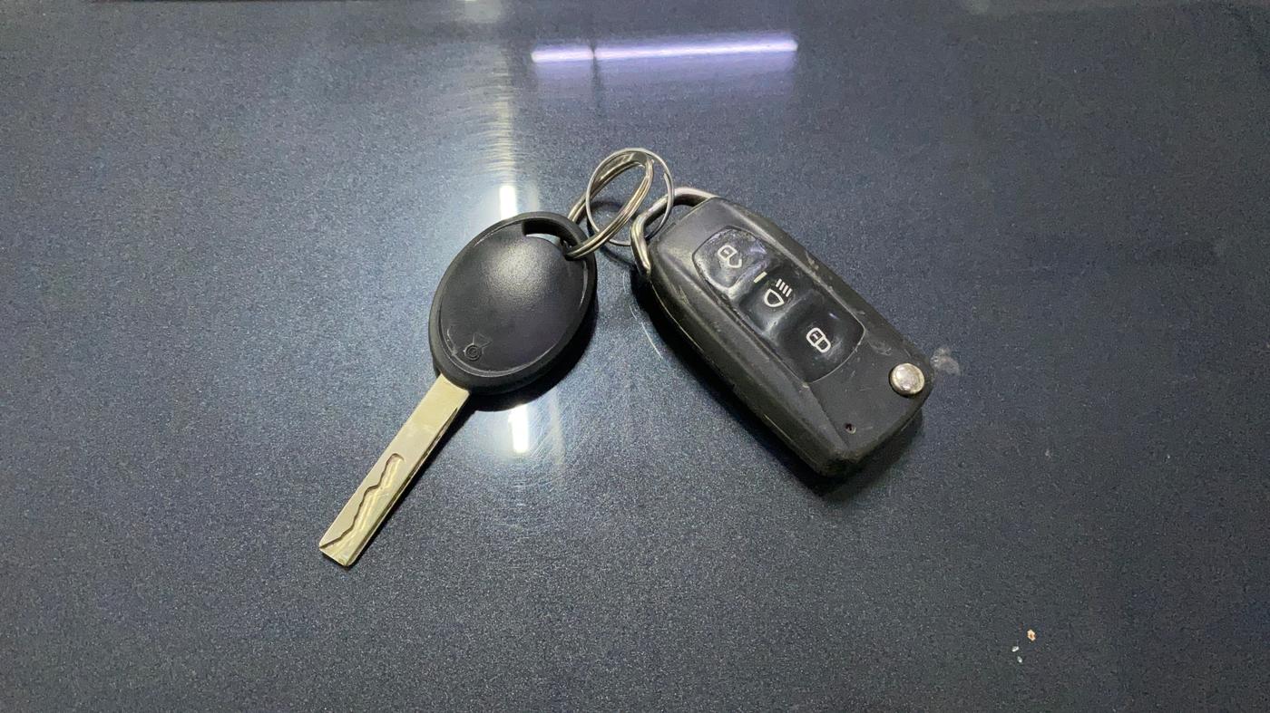 2018 Tata NEXON XM PETROL, CNG, Manual, 81,527 km, Key Close Up