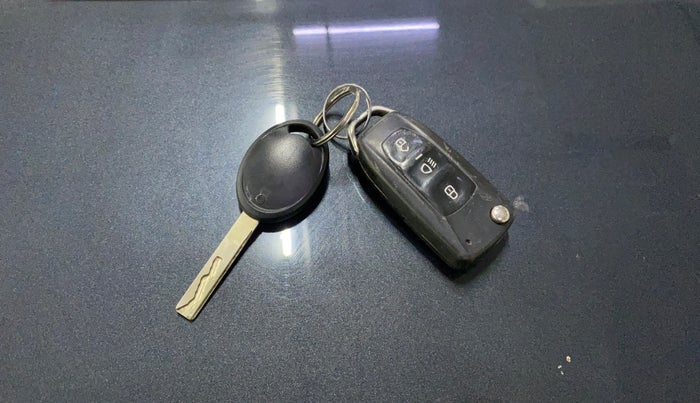 2018 Tata NEXON XM PETROL, CNG, Manual, 81,527 km, Key Close Up