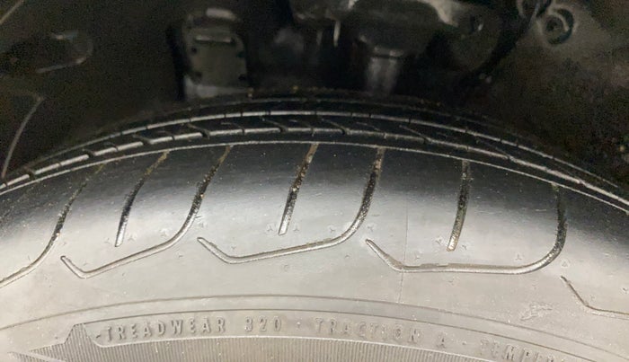 2022 KIA CARENS LUXURY PLUS 1.4 PETROL 6 STR, Petrol, Manual, 80,093 km, Left Front Tyre Tread