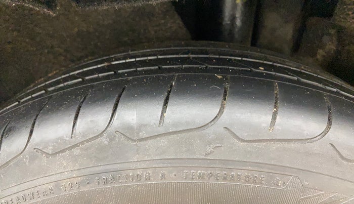 2022 KIA CARENS LUXURY PLUS 1.4 PETROL 6 STR, Petrol, Manual, 80,093 km, Left Rear Tyre Tread