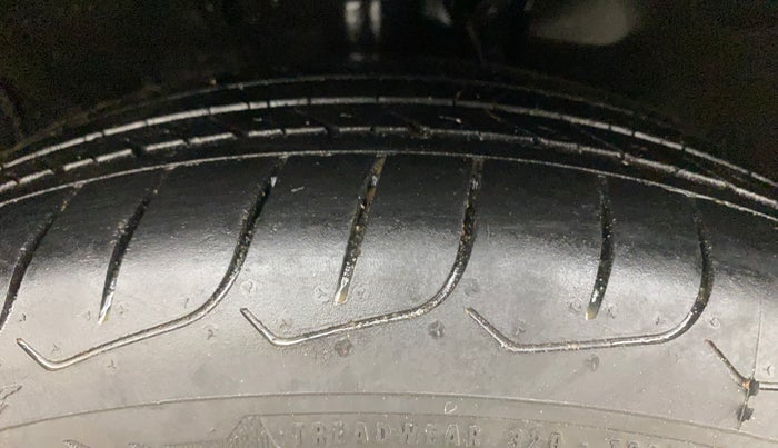 2022 KIA CARENS LUXURY PLUS 1.4 PETROL 6 STR, Petrol, Manual, 80,093 km, Right Front Tyre Tread