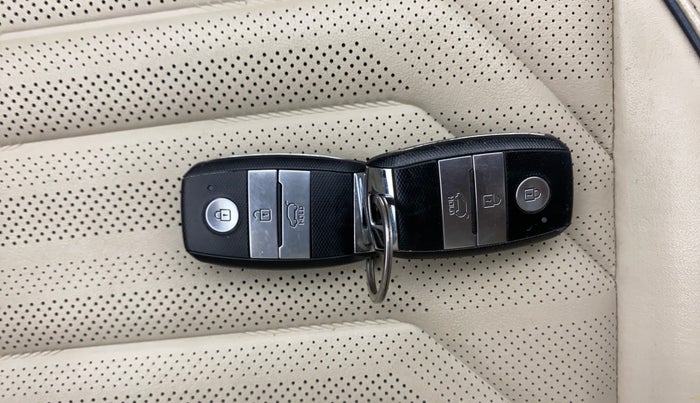 2022 KIA CARENS LUXURY PLUS 1.4 PETROL 6 STR, Petrol, Manual, 80,093 km, Key Close Up