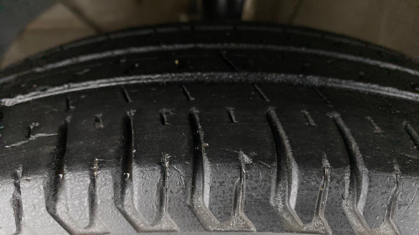 2017 Maruti Dzire VXI, Petrol, Manual, 32,335 km, Left Front Tyre Tread