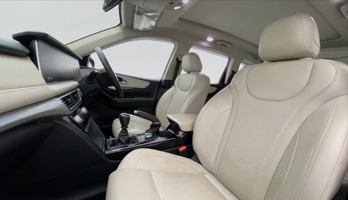 2021 Mahindra XUV700 AX 7 P MT 7 STR, Petrol, Manual, 32,048 km, Right Side Front Door Cabin