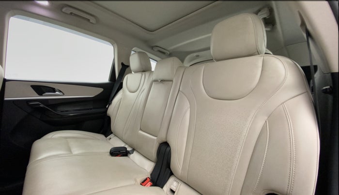 2021 Mahindra XUV700 AX 7 P MT 7 STR, Petrol, Manual, 32,048 km, Right Side Rear Door Cabin