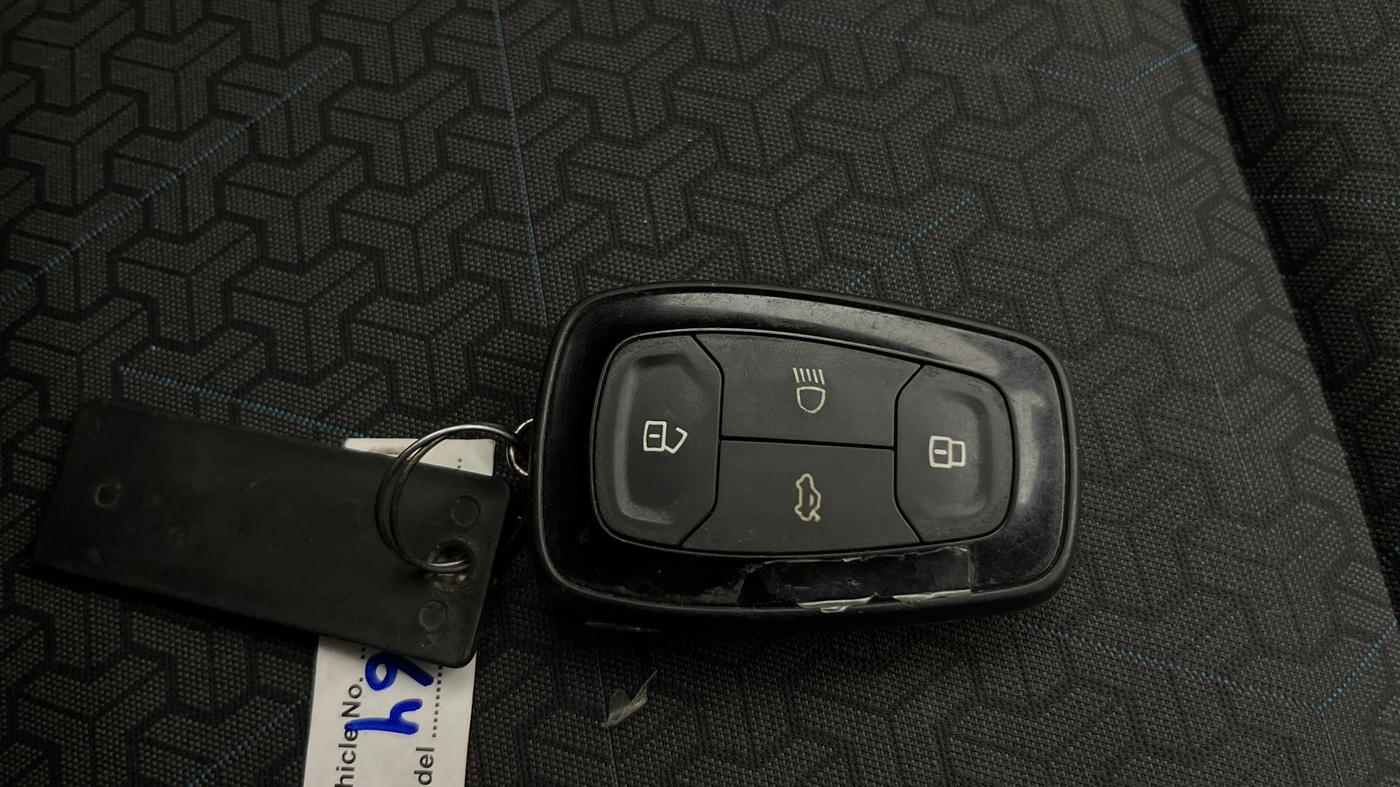 2023 Tata PUNCH CREATIVE  MT, Petrol, Manual, 15,089 km, Key Close Up