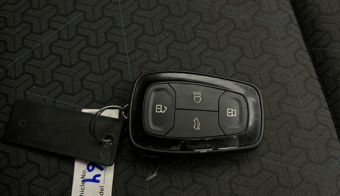 2023 Tata PUNCH CREATIVE  MT, Petrol, Manual, 15,089 km, Key Close Up